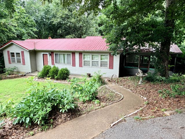2115 Spring Hill Rd, Paris, TN 38242
