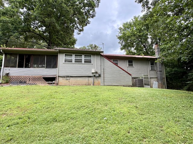 2115 Spring Hill Rd, Paris, TN 38242