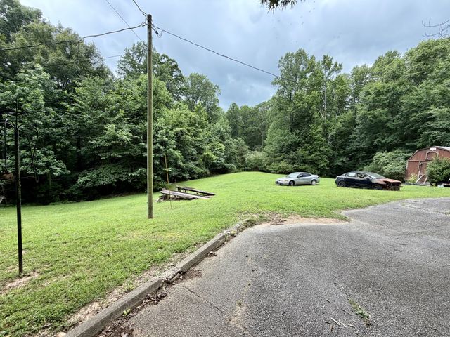 2115 Spring Hill Rd, Paris, TN 38242