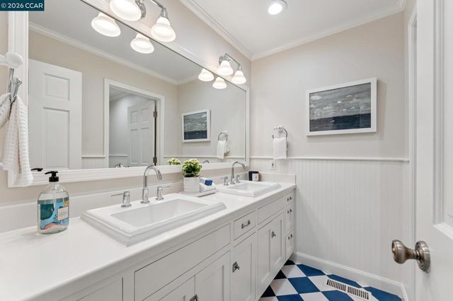 19 Eastwood Dr, Orinda, CA 94563