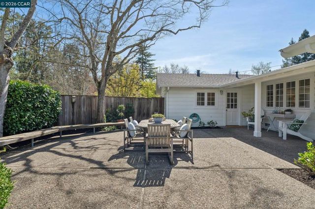 19 Eastwood Dr, Orinda, CA 94563