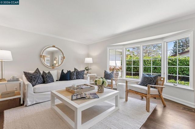 19 Eastwood Dr, Orinda, CA 94563