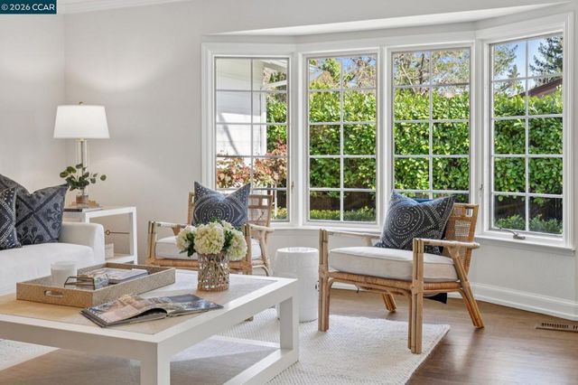 19 Eastwood Dr, Orinda, CA 94563