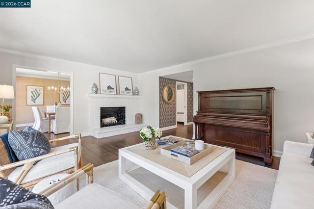 19 Eastwood Dr, Orinda, CA 94563