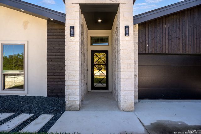 1164 Winding Creek Trl, Spring Branch, TX 78070