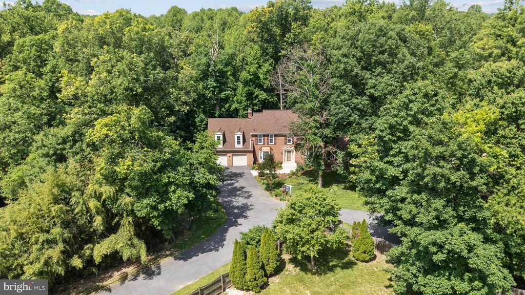 Image 4 of property listing at 7142 RIVERS EDGE RD, Columbia, MD 21044