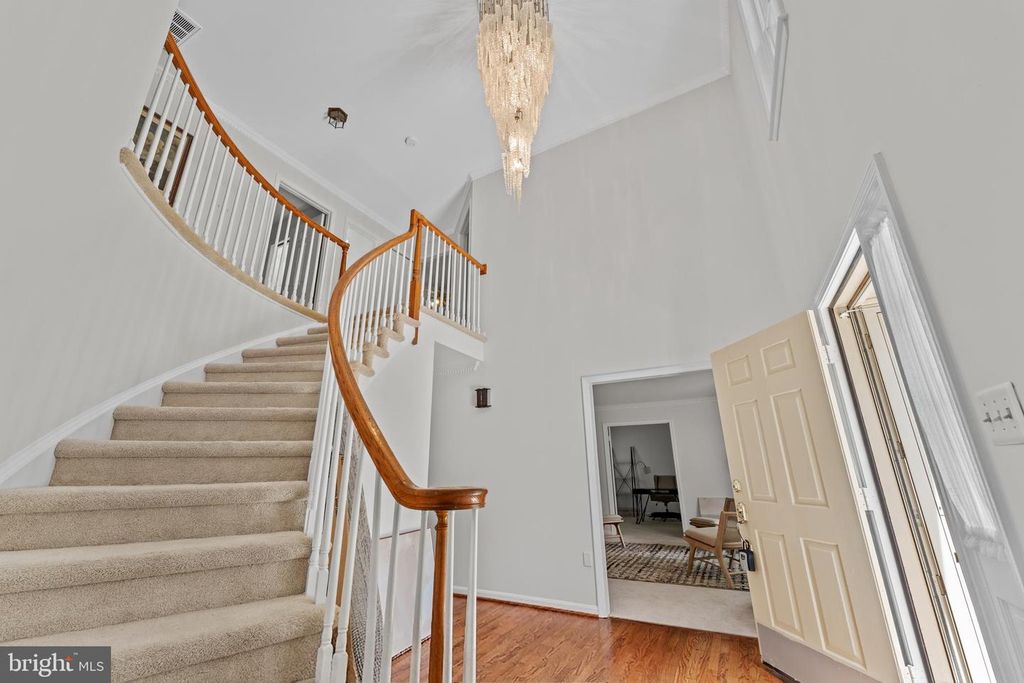 Image 7 of property listing at 7142 RIVERS EDGE RD, Columbia, MD 21044