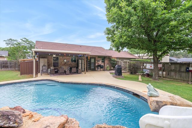 111 Dogwood Place, Van, TX 75790