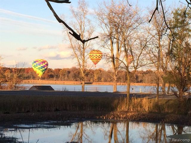 13278 9 Mile Road, South Lyon, MI 48178