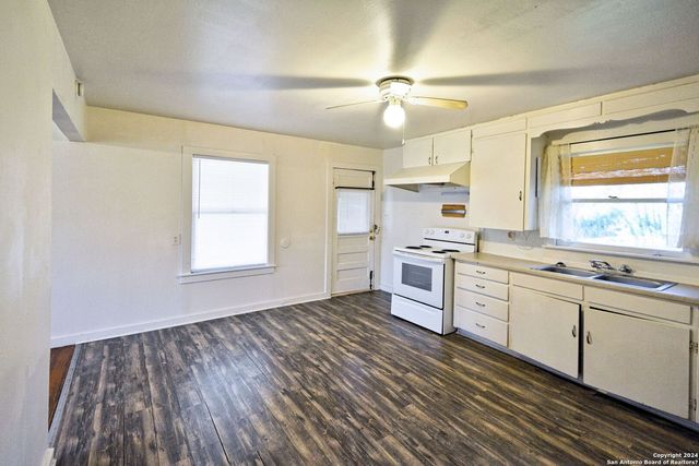 303 E FAUST ST, New Braunfels, TX 78130