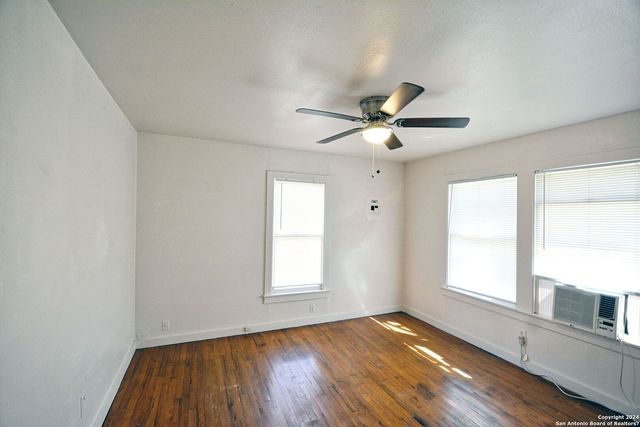 303 E FAUST ST, New Braunfels, TX 78130