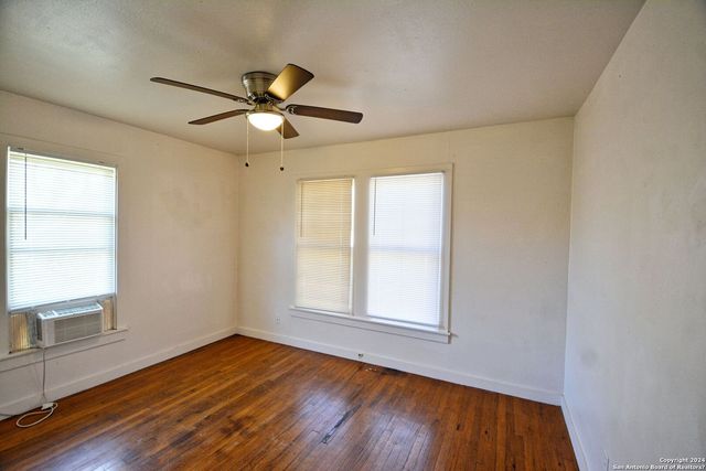 303 E FAUST ST, New Braunfels, TX 78130