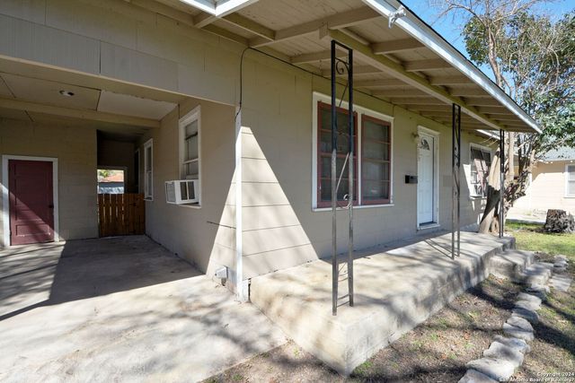 303 E FAUST ST, New Braunfels, TX 78130