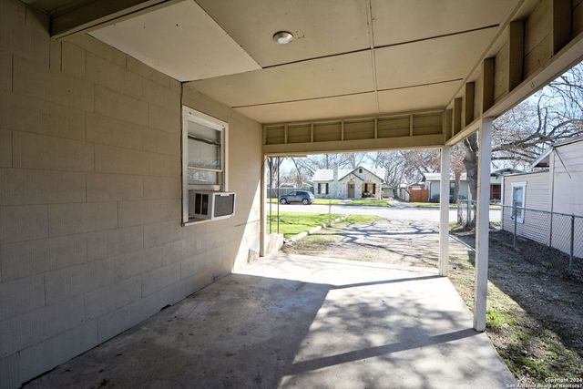 303 E FAUST ST, New Braunfels, TX 78130