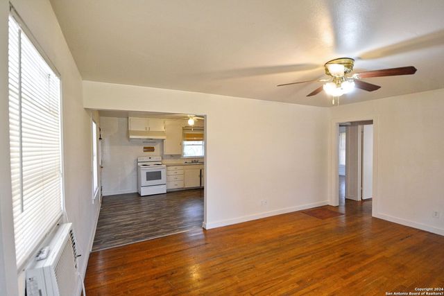 303 E FAUST ST, New Braunfels, TX 78130