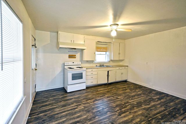 303 E FAUST ST, New Braunfels, TX 78130