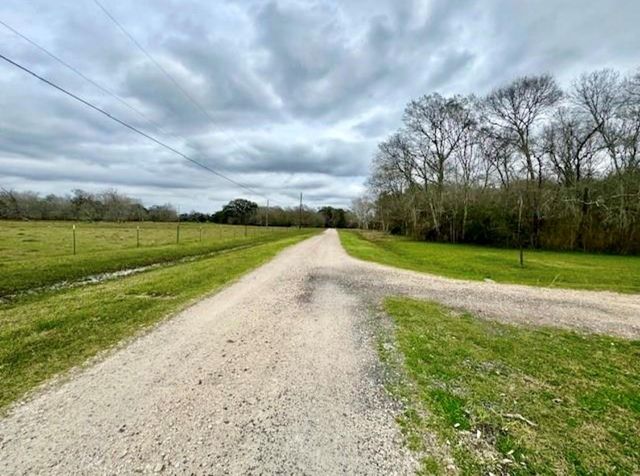 327 County Road 735, Angleton, TX 77515