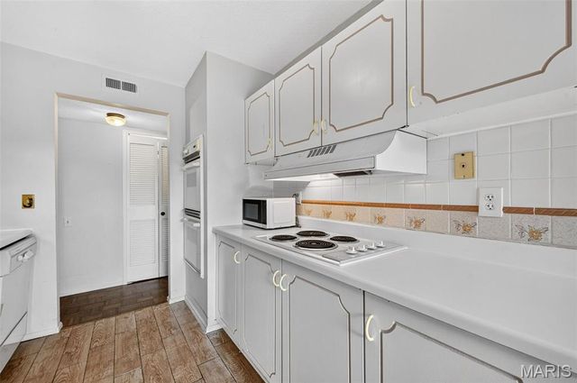 539 Coeur De Royale Drive 307, Creve Coeur, MO 63141