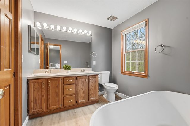 412 Golden Grove Rd, Economy, PA 15005