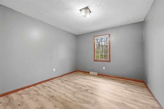 412 Golden Grove Rd, Economy, PA 15005