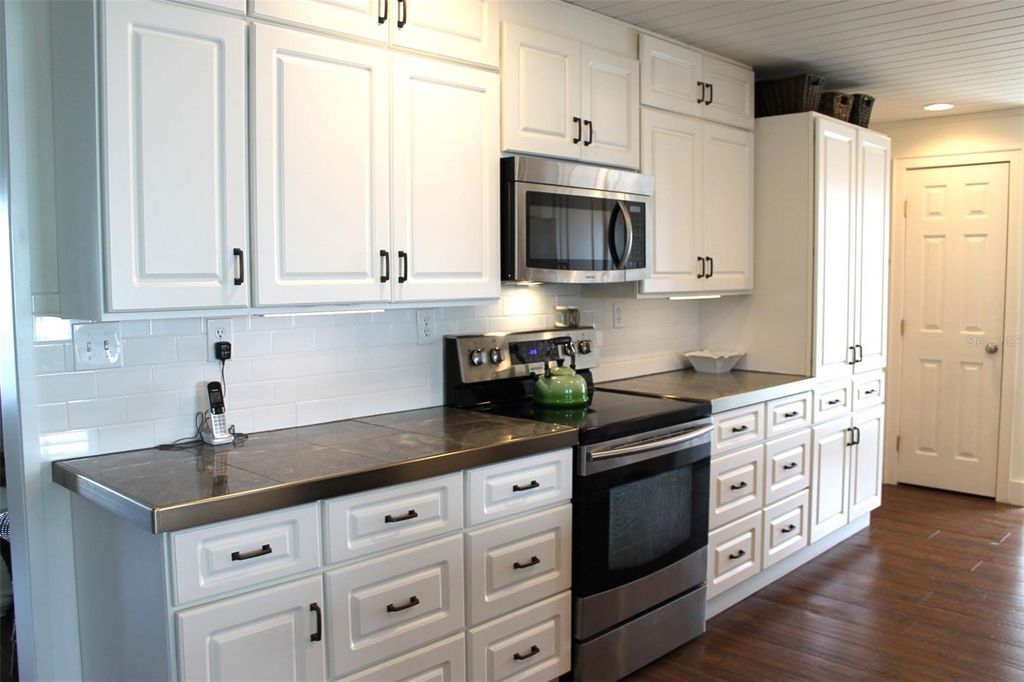 Image 5 of property listing at 9304 41ST WAY N, Pinellas Park, FL 33782