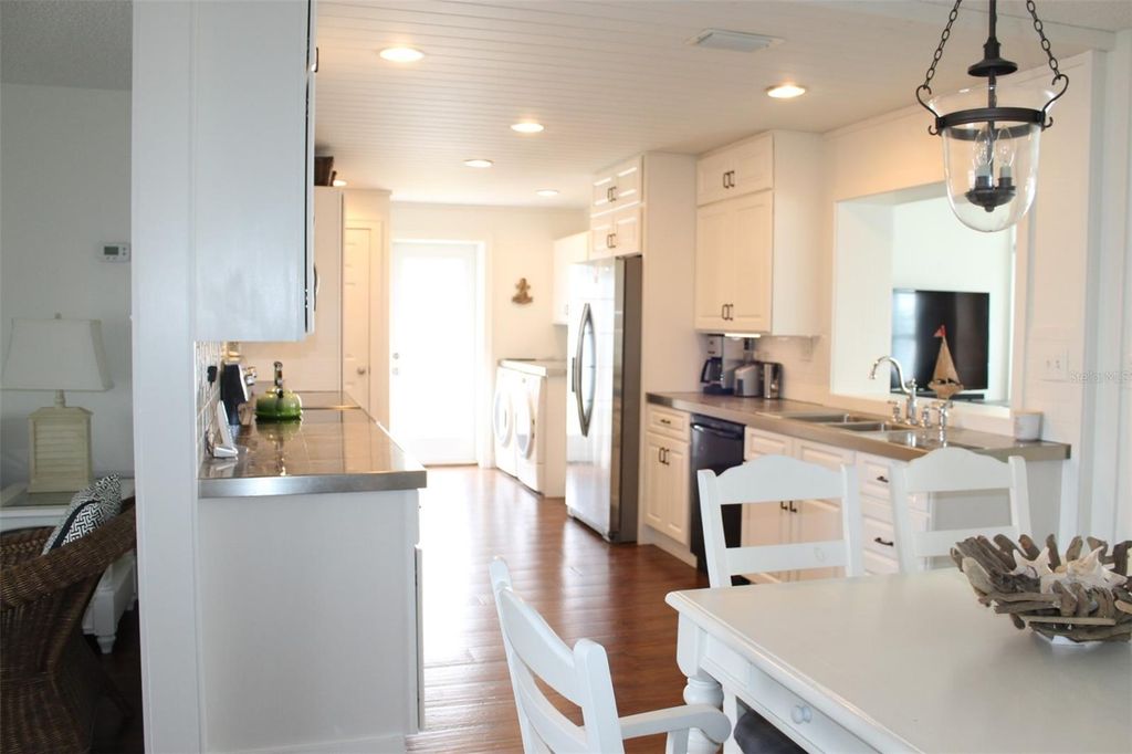 Image 7 of property listing at 9304 41ST WAY N, Pinellas Park, FL 33782