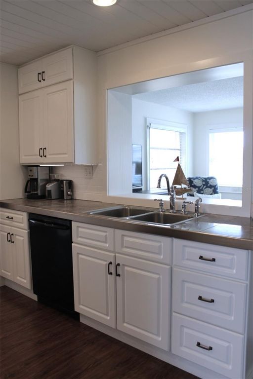 Image 8 of property listing at 9304 41ST WAY N, Pinellas Park, FL 33782