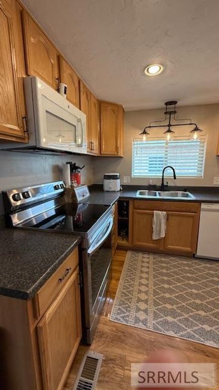 Image 5 of property listing at 847 N 800 E, Shelley, ID 83274