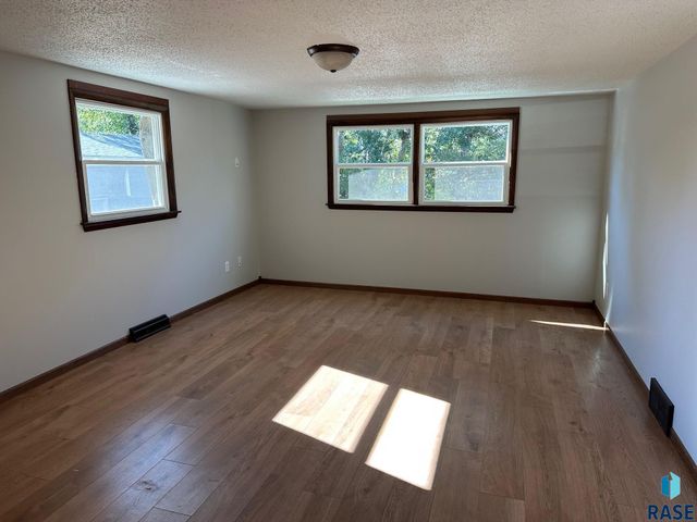 1314 E 61st St N Street N, Sioux Falls, SD 57104