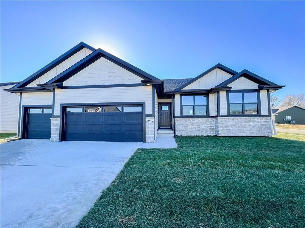 3012 Crest View Circle, Norwalk, IA 50211