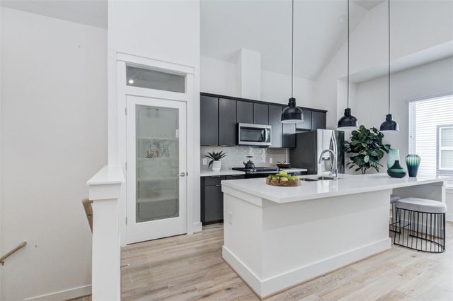 1131 W 17th Street A, Houston, TX 77008