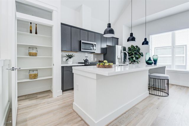 1131 W 17th Street A, Houston, TX 77008