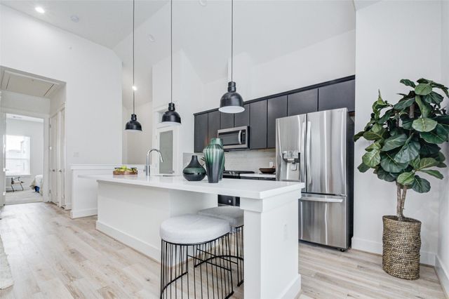 1131 W 17th Street A, Houston, TX 77008