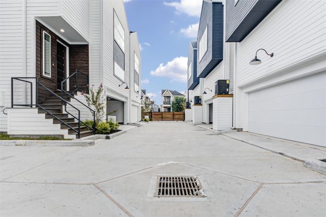 1131 W 17th Street A, Houston, TX 77008