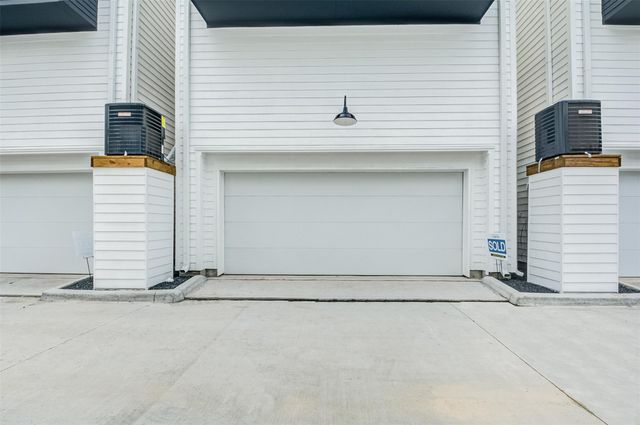 1131 W 17th Street A, Houston, TX 77008