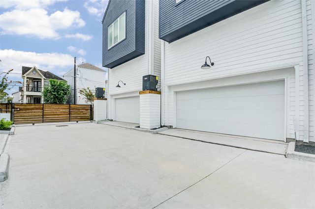 1131 W 17th Street A, Houston, TX 77008