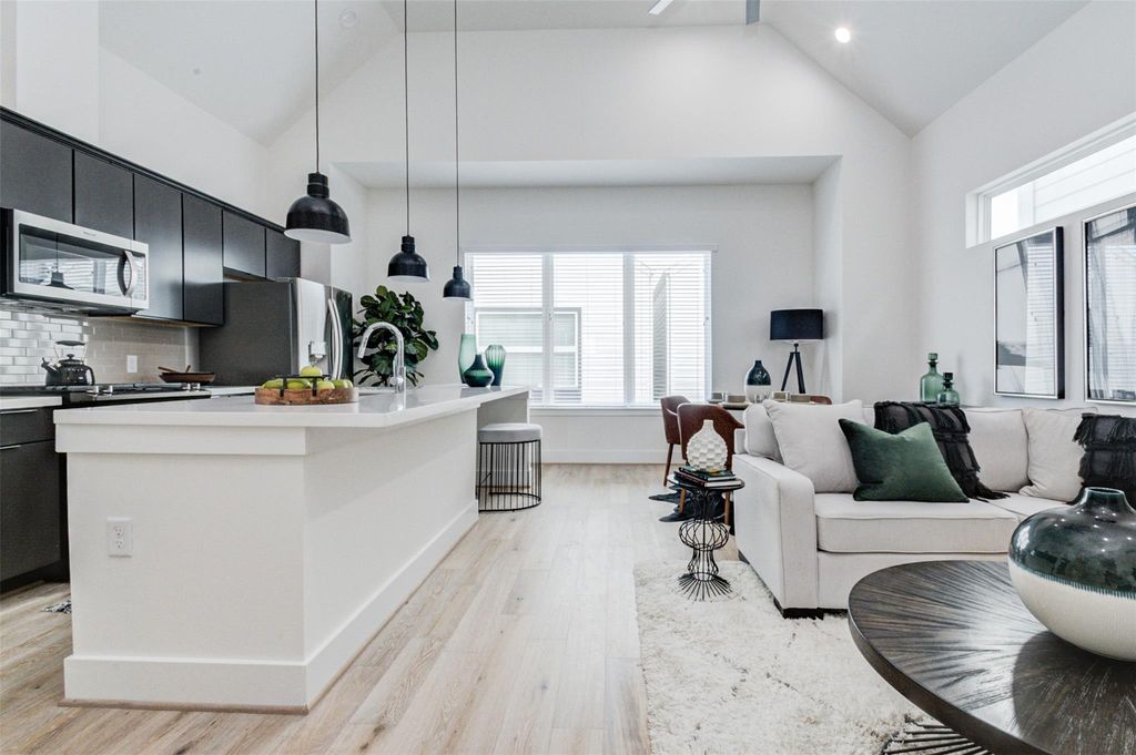 1131 W 17th Street A, Houston, TX 77008