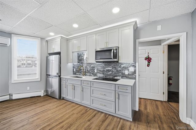 32B Main W 2, Bay Shore, NY 11706