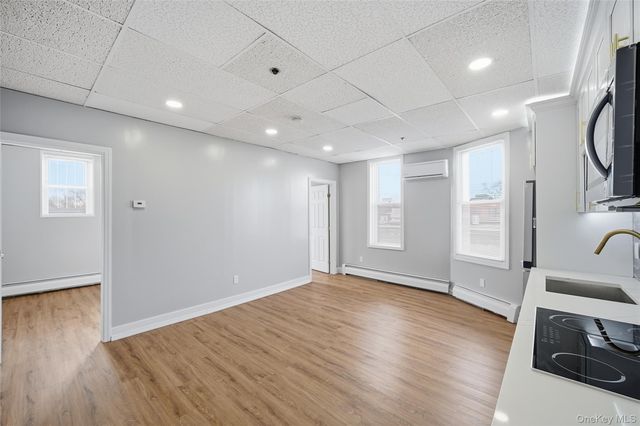 32B Main W 2, Bay Shore, NY 11706