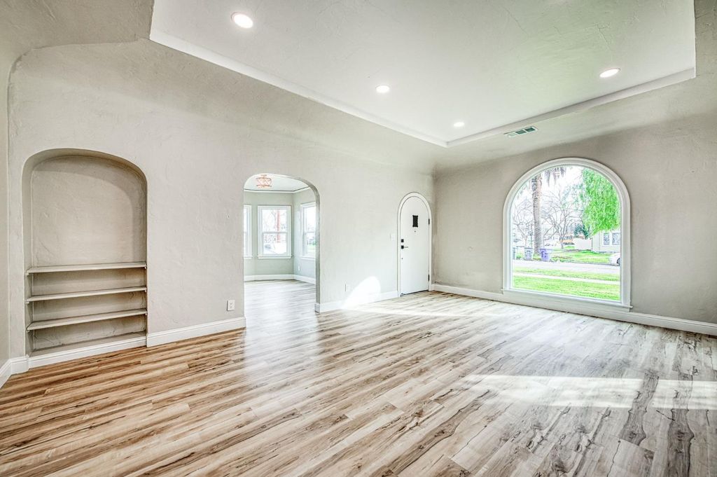 Image 10 of property listing at 4345 E Iowa Avenue, Fresno, CA 93702