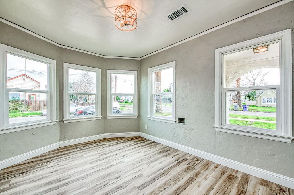 Image 13 of property listing at 4345 E Iowa Avenue, Fresno, CA 93702