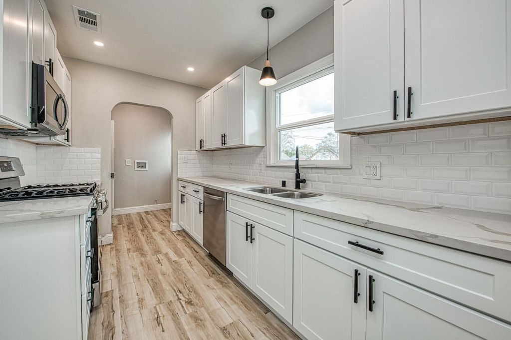 Image 16 of property listing at 4345 E Iowa Avenue, Fresno, CA 93702