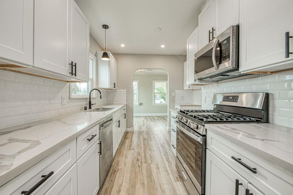 Image 18 of property listing at 4345 E Iowa Avenue, Fresno, CA 93702