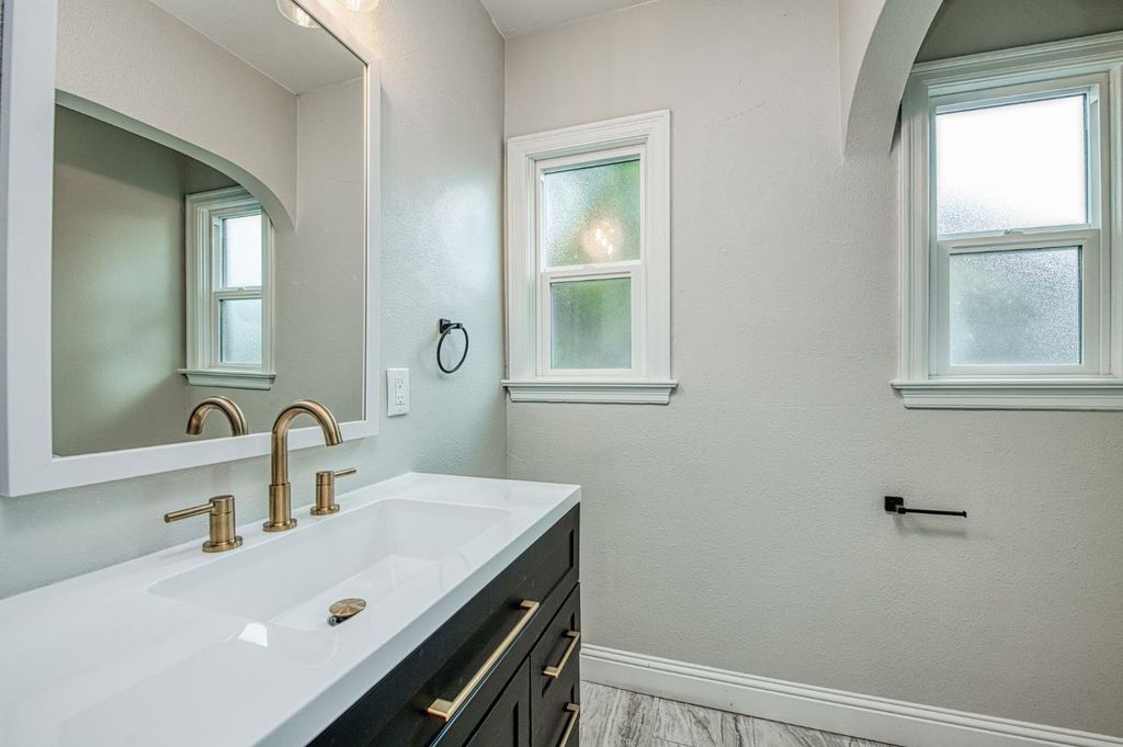 Image 22 of property listing at 4345 E Iowa Avenue, Fresno, CA 93702