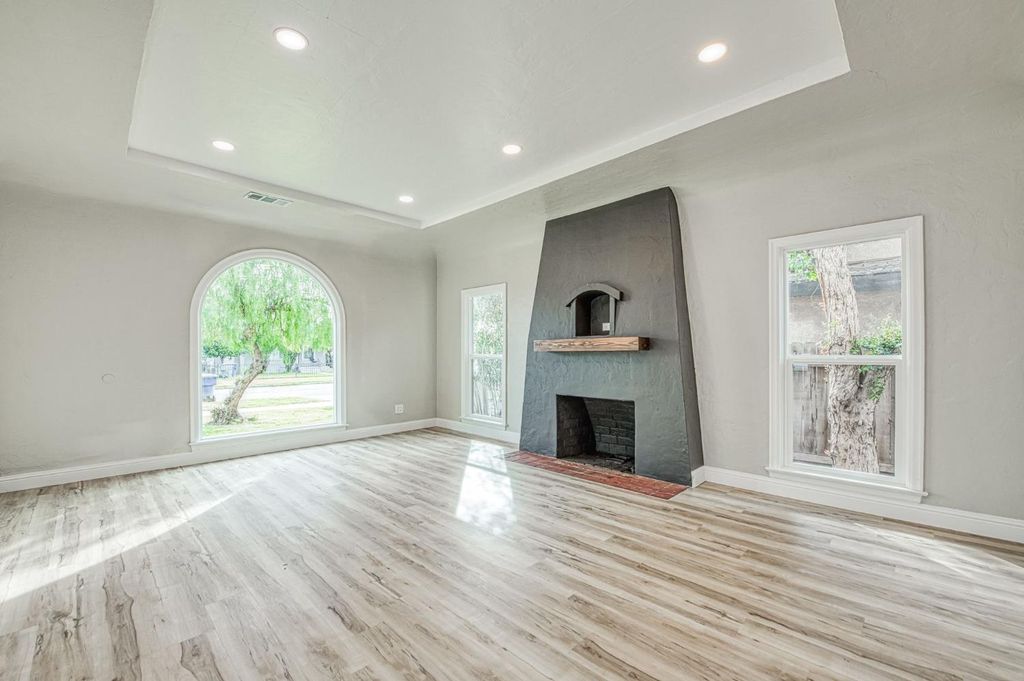 Image 9 of property listing at 4345 E Iowa Avenue, Fresno, CA 93702