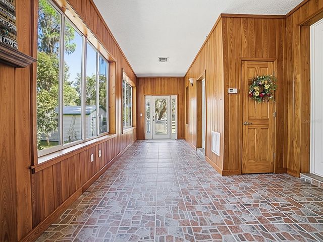 592 CRESCENT STREET, Umatilla, FL 32784