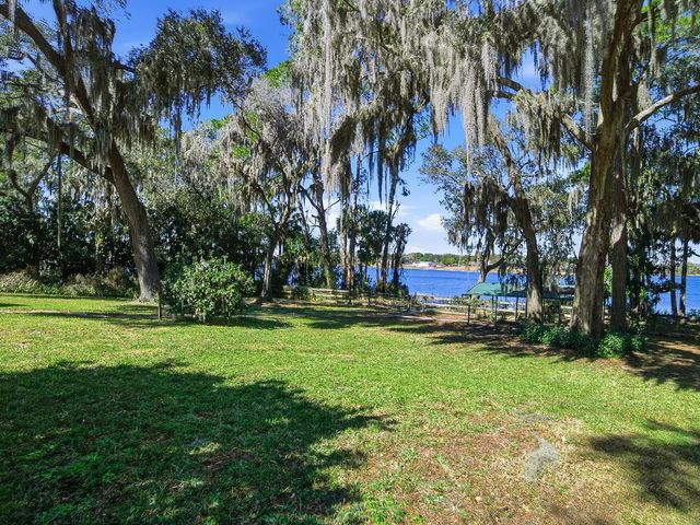 592 CRESCENT STREET, Umatilla, FL 32784