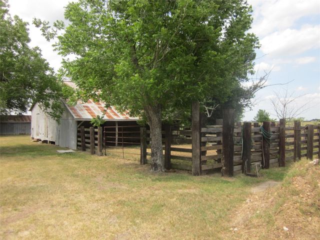 3671 W Fm 1093 Road, Wallis, TX 77485