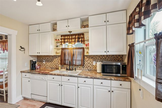 510 N 3rd Avenue E, Newton, IA 50208