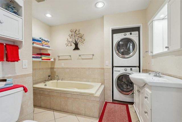 510 N 3rd Avenue E, Newton, IA 50208